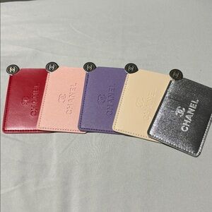 (1) MIRROR WITH CASE. MIRROR IS COVERED WITH FILM. Looks like a credit card.